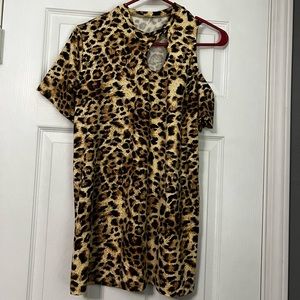 NWOT Leopard print cold shoulder top‎